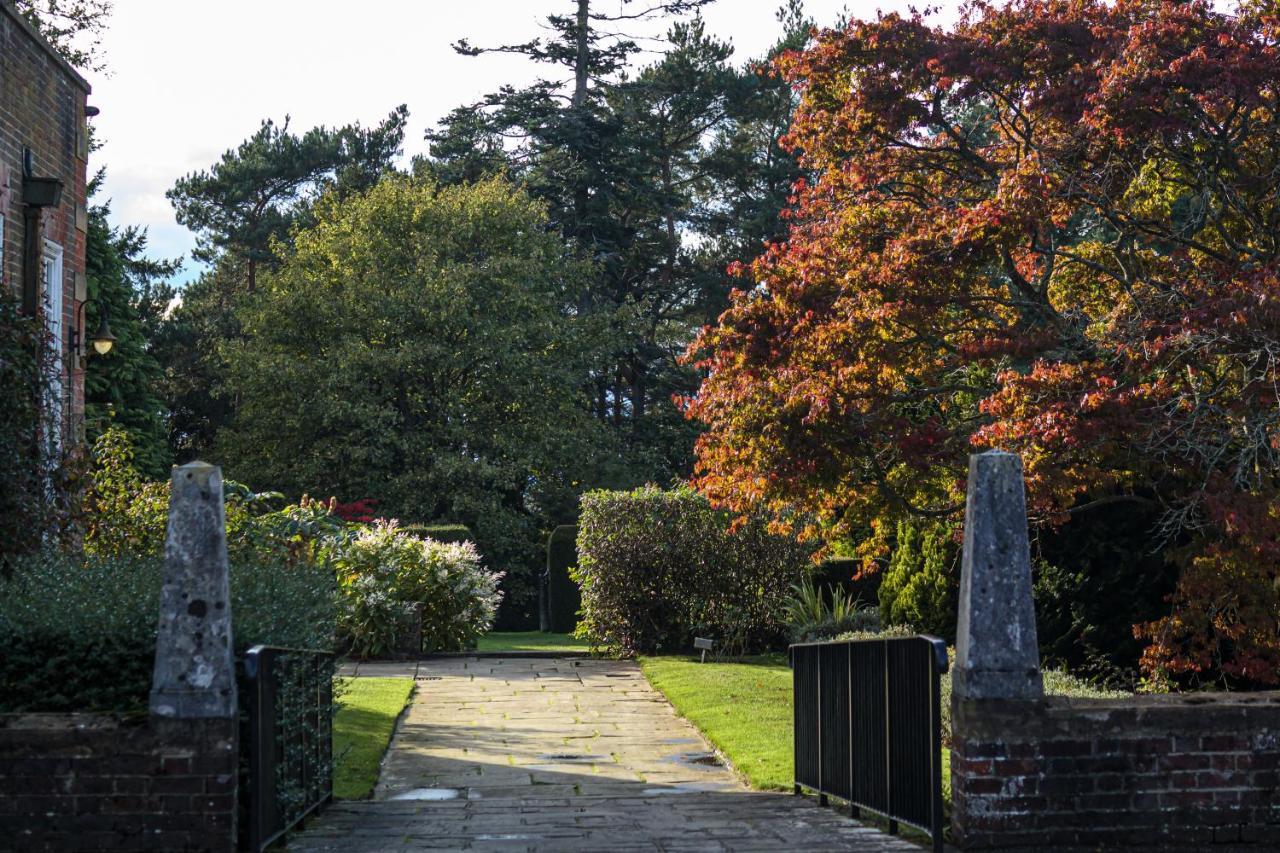 Barnett Hill Hotel Guildford Exterior photo