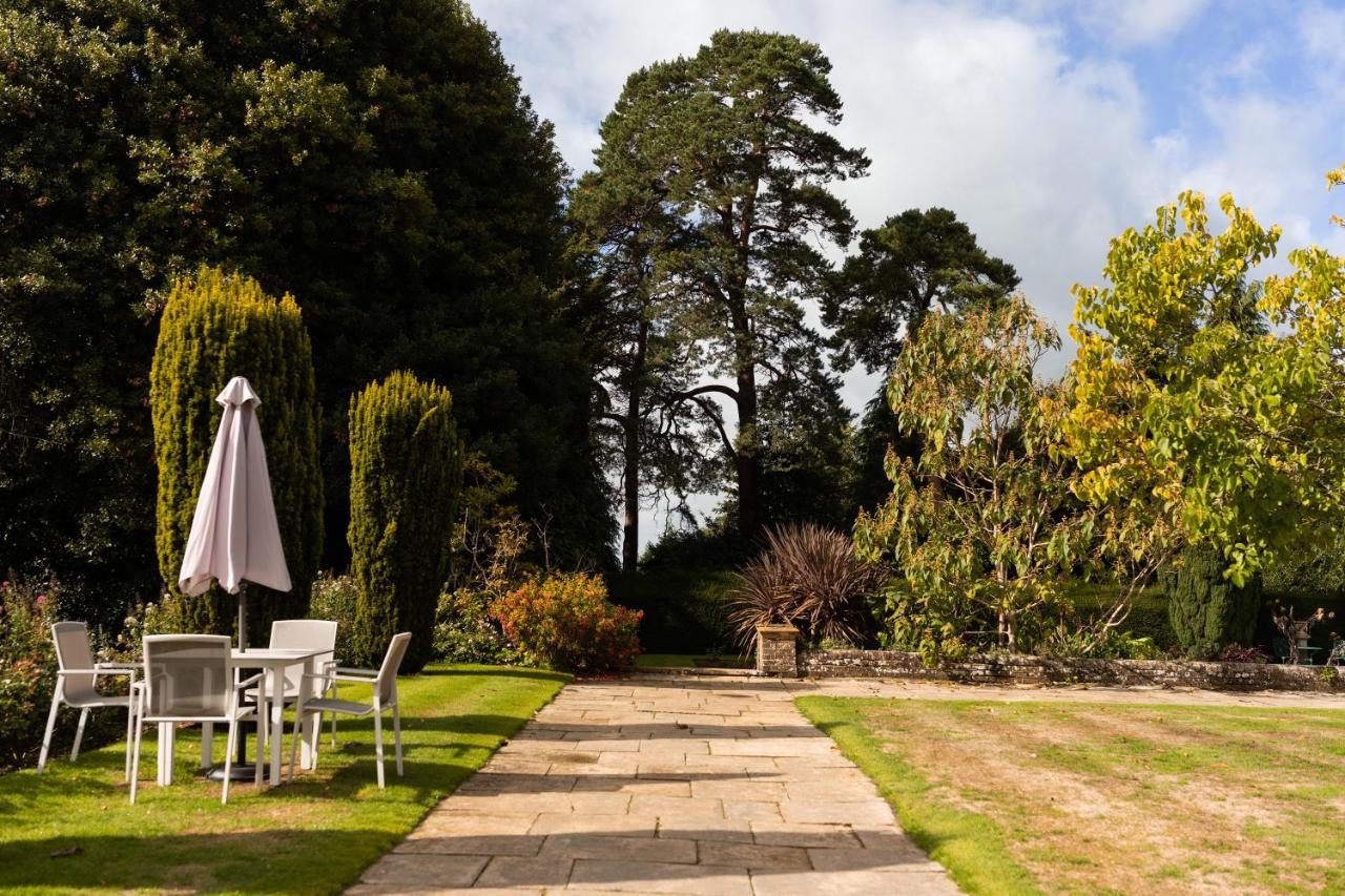 Barnett Hill Hotel Guildford Exterior photo