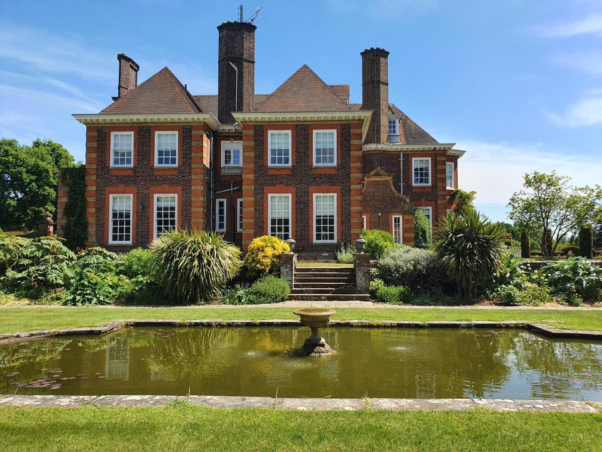 Barnett Hill Hotel Guildford Exterior photo